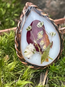 Miedziana Bransoletka „Szkarłatna Baśń” – Botaniczny Amulet z Płatkiem Róży