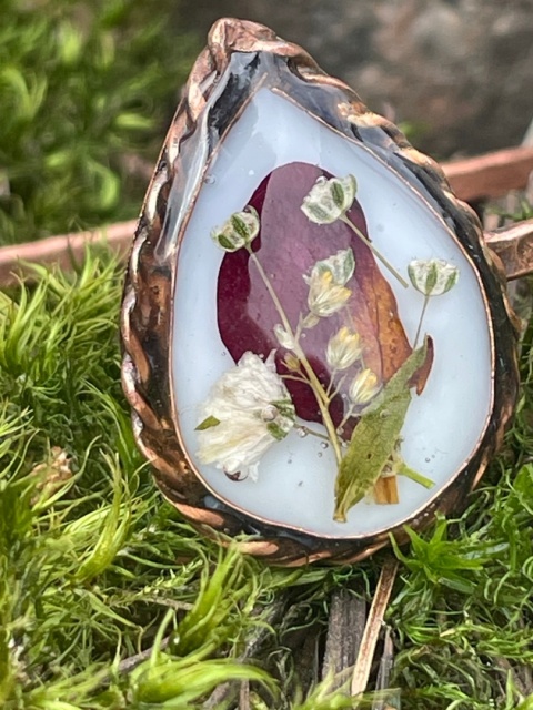 Miedziana Bransoletka „Szkarłatna Baśń” – Botaniczny Amulet z Płatkiem Róży