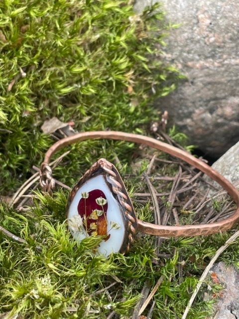 Miedziana Bransoletka „Szkarłatna Baśń” – Botaniczny Amulet z Płatkiem Róży