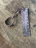 Miedziany Brelok z Twoim Imieniem lub Słowem – Ręcznie Kuty Amulet na Zamówienie