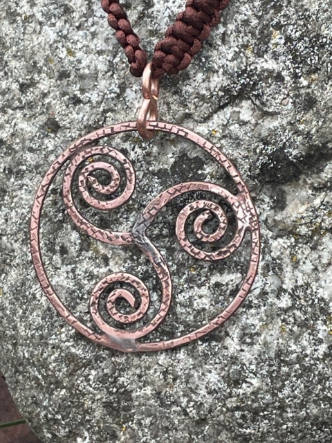 Miedziany Wisior Triskelion – Pieczęć Przeznaczenia