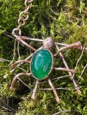 Unikatowy wisior pająk w miedzianej sieci z kamieniem naturalnym czakry serca, biżuteria z miedzi wire wrapping, amulet dla znaku zodiaku Byk, Panna, Waga.