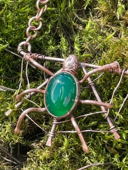 Unikatowy wisior pająk w miedzianej sieci z kamieniem naturalnym czakry serca, biżuteria z miedzi wire wrapping, amulet dla znaku zodiaku Byk, Panna, Waga.