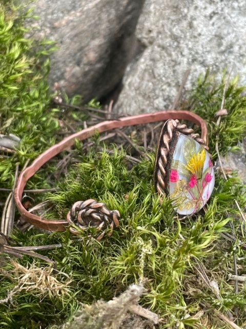 Miedziana Bransoletka „Kropla Leśnego Świtu” – Botaniczny Amulet
