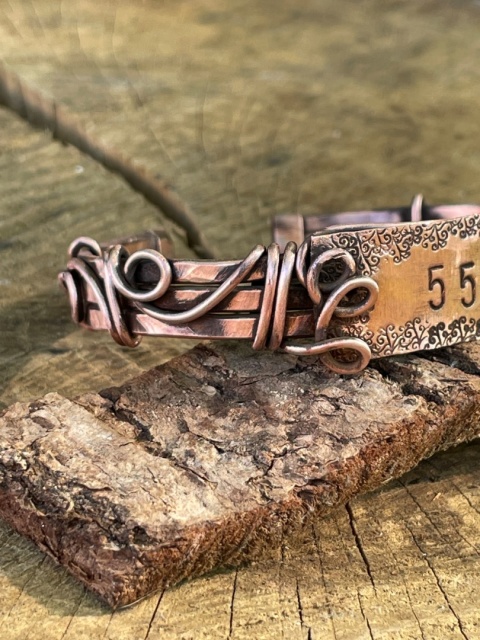Biżuteria duchowa z miedzi bransoletka mankietowa angel number 555 amulet wolności kuta miedź
