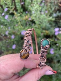 Miedziana bransoletka mankietowa Szlachetna Kuźnia z dwoma naturalnymi kamieniami to jest zielony malachit oraz brązowo złote tygrysie oko oprawione techniką wire wrapping