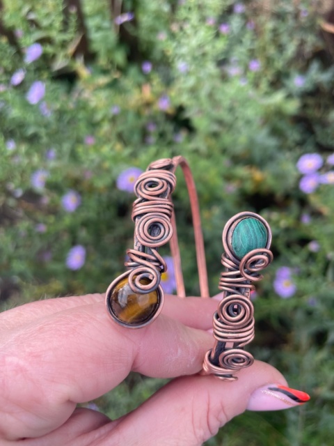 Miedziana bransoletka mankietowa Szlachetna Kuźnia z dwoma naturalnymi kamieniami to jest zielony malachit oraz brązowo złote tygrysie oko oprawione techniką wire wrapping