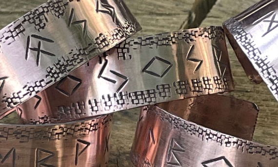 Pradawne symbole wykute w miedzi. Przewodnik po Starszym Futharku i zestawach intencyjnych